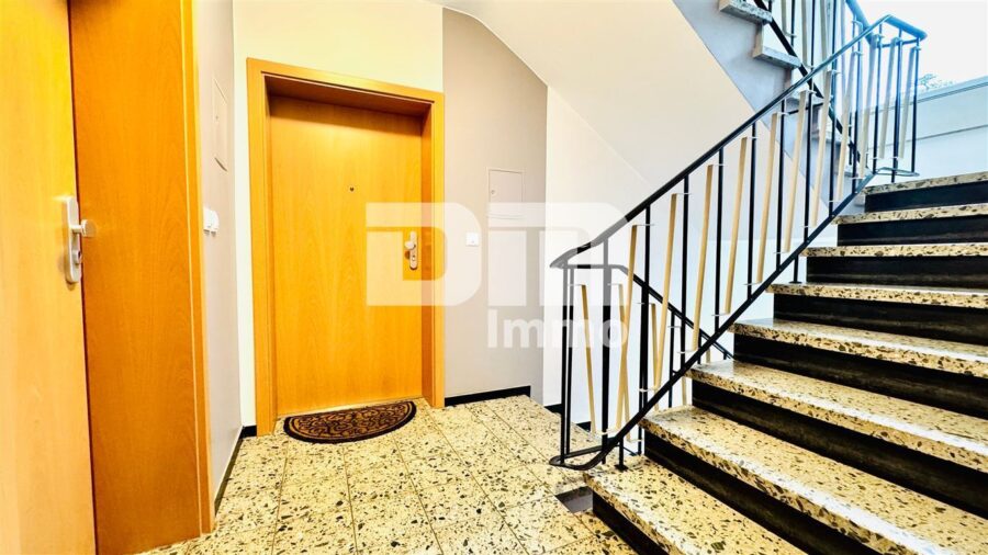 (R)eserviert! Etagenwohnung mit Balkon, Kellerraum und Garage - Treppenhaus